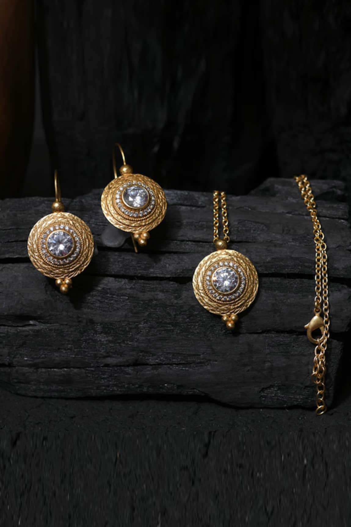 Totapari Queen Of Heaven Pendant Necklace Set