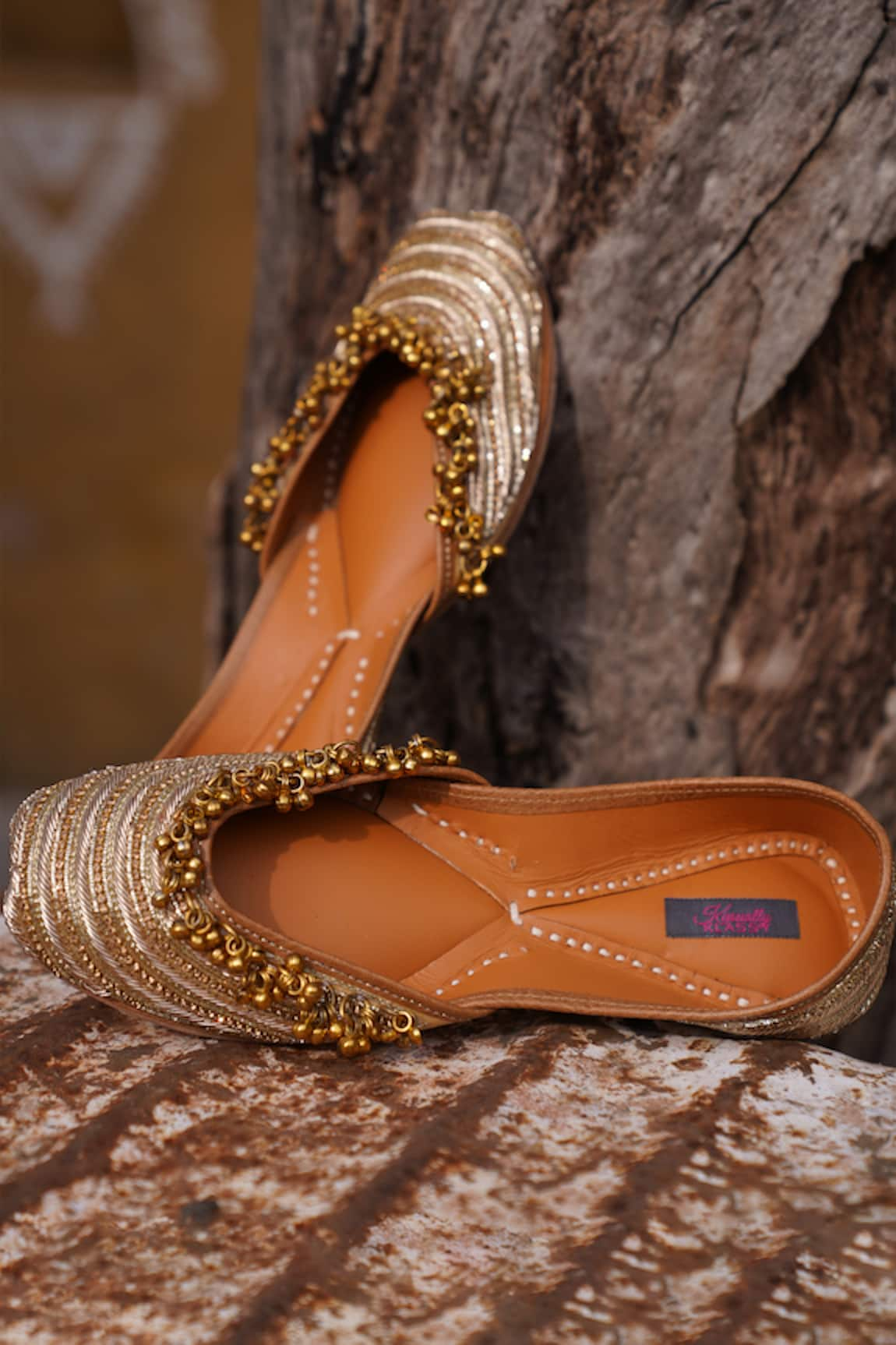 Kasually Klassy Ghungroo & Zari Embroidered Juttis