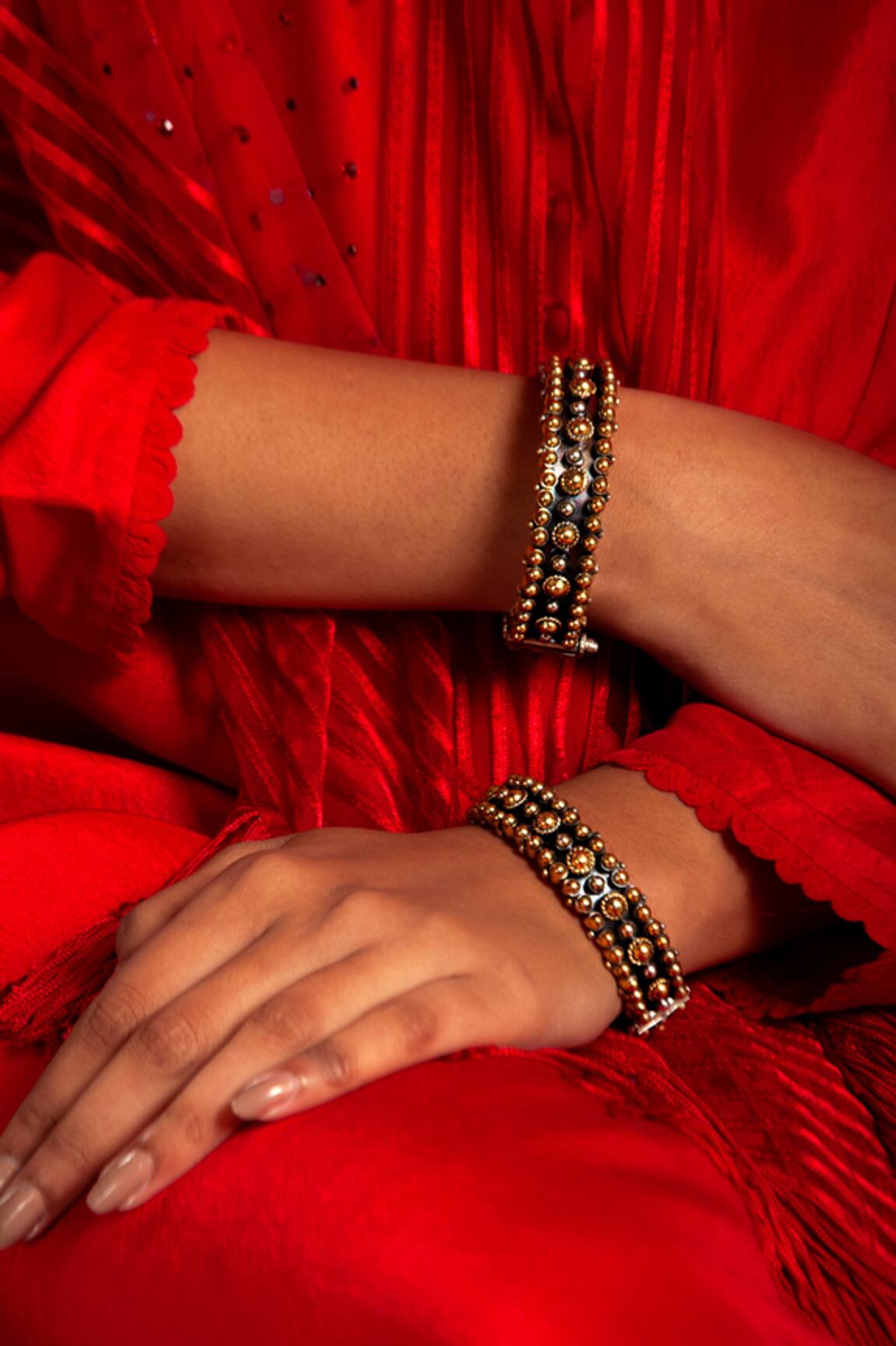 Neeta Boochra Two Tone Geometric Pattern Bangle - Single Pc