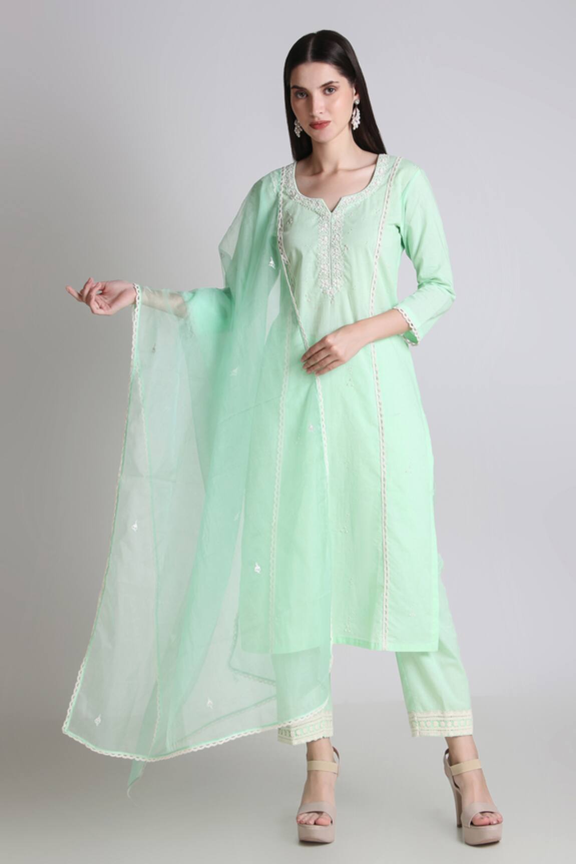 Tashee Thread Embroidered Kurta Pant Set