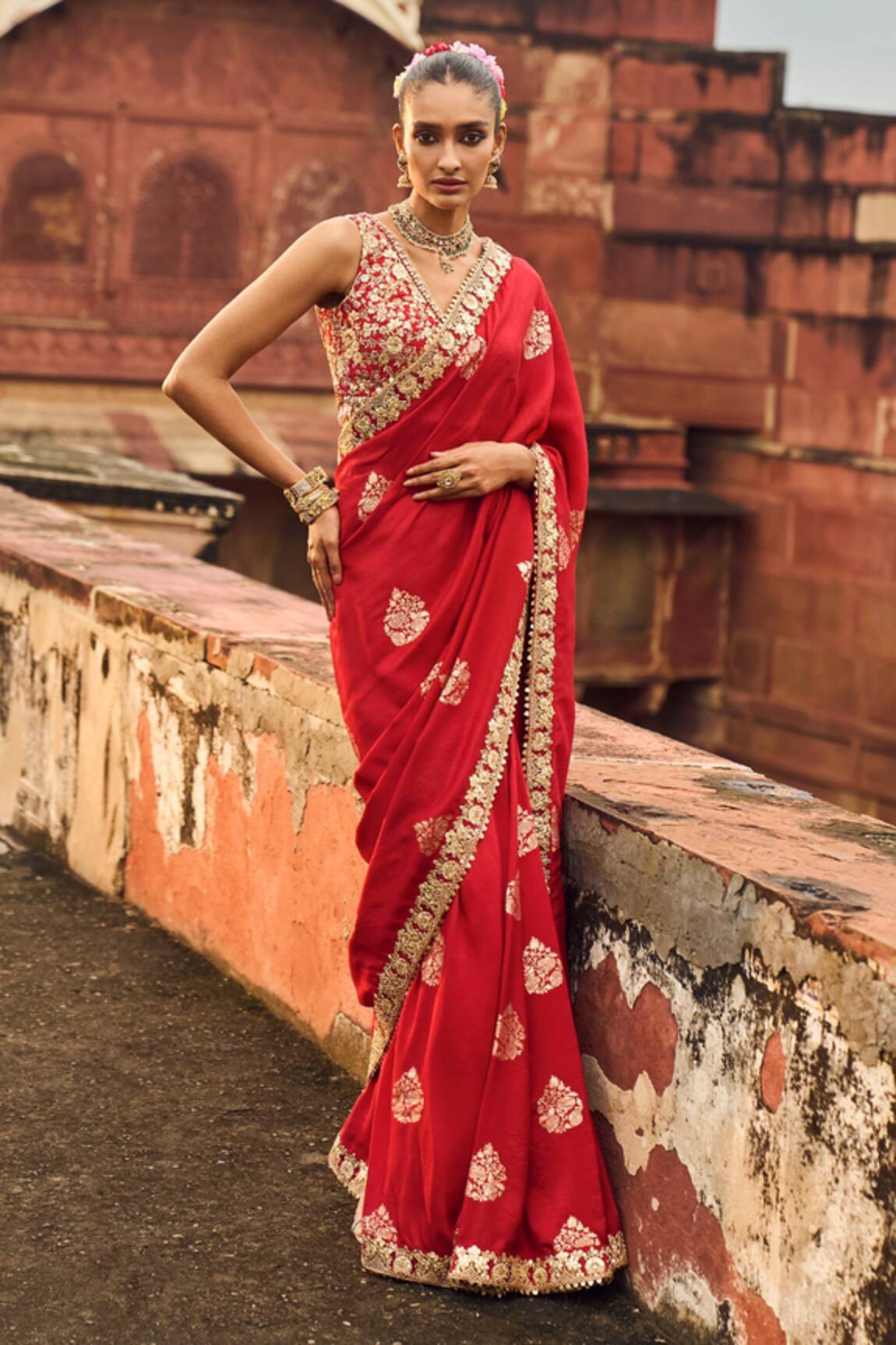 LASHKARAA Flower Brocade Pattern Saree With Blouse