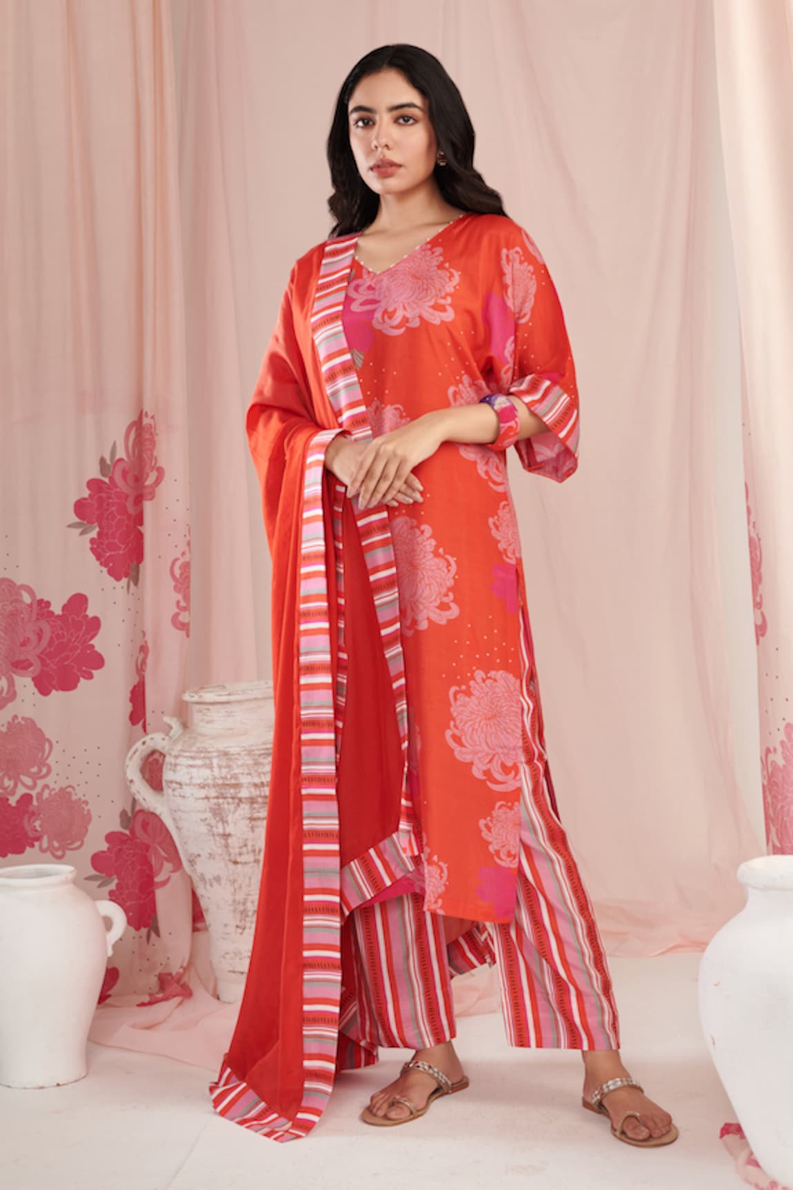 Negra Elegante Chrysanthemum Print Kurta Pant Set