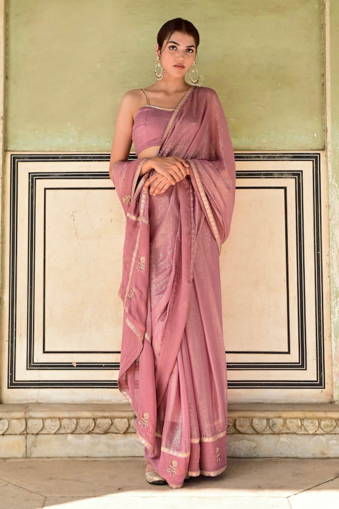 Taro Kumudni Stripe Pattern Saree With Unstitched Blouse Piece