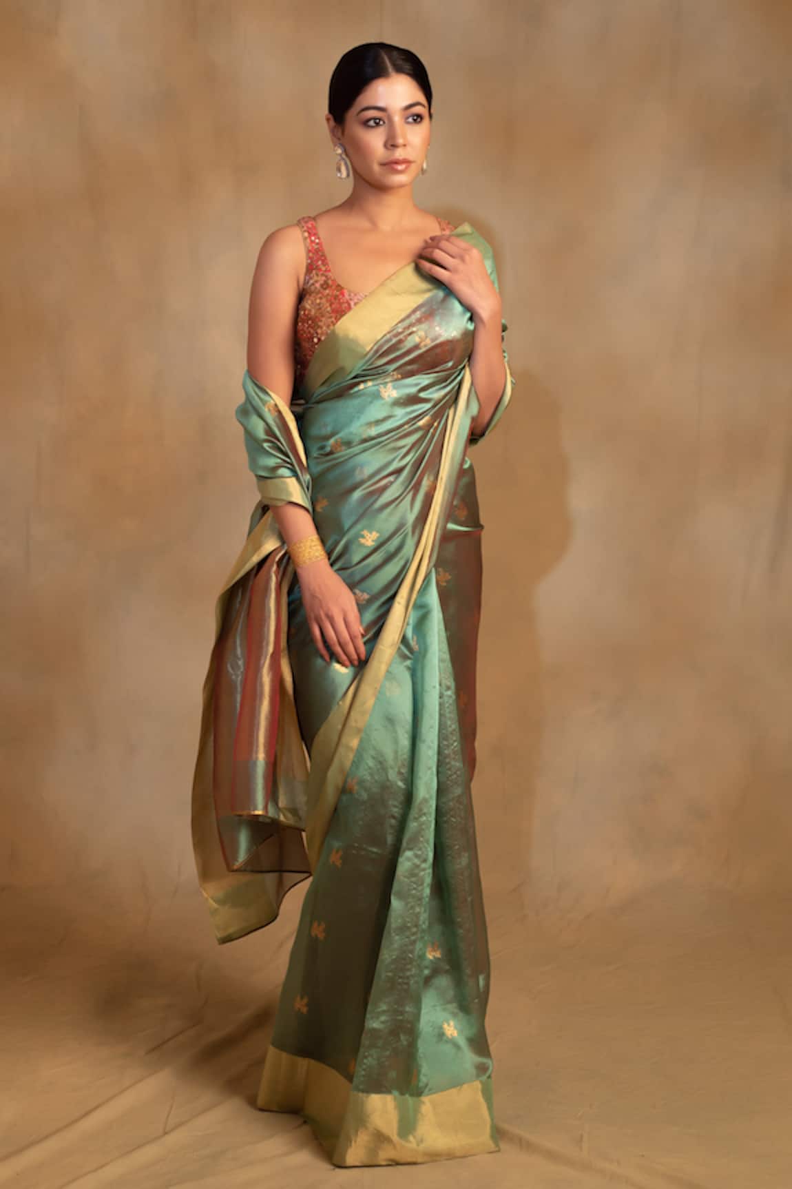 Priyanka Raajiv Harela Floral Pattern Saree With Unstitched Blouse