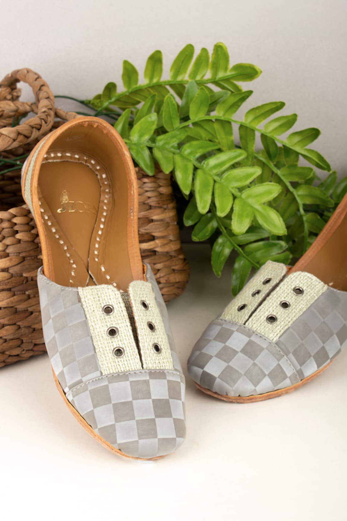 Azora Dices Woven Pattern Juttis