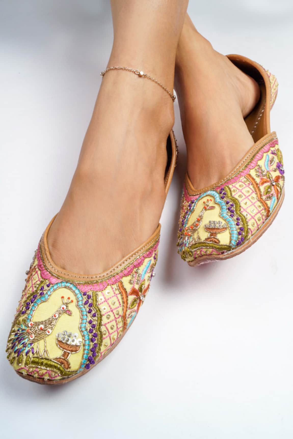 Azora Pinjara Mor Embroidered Juttis