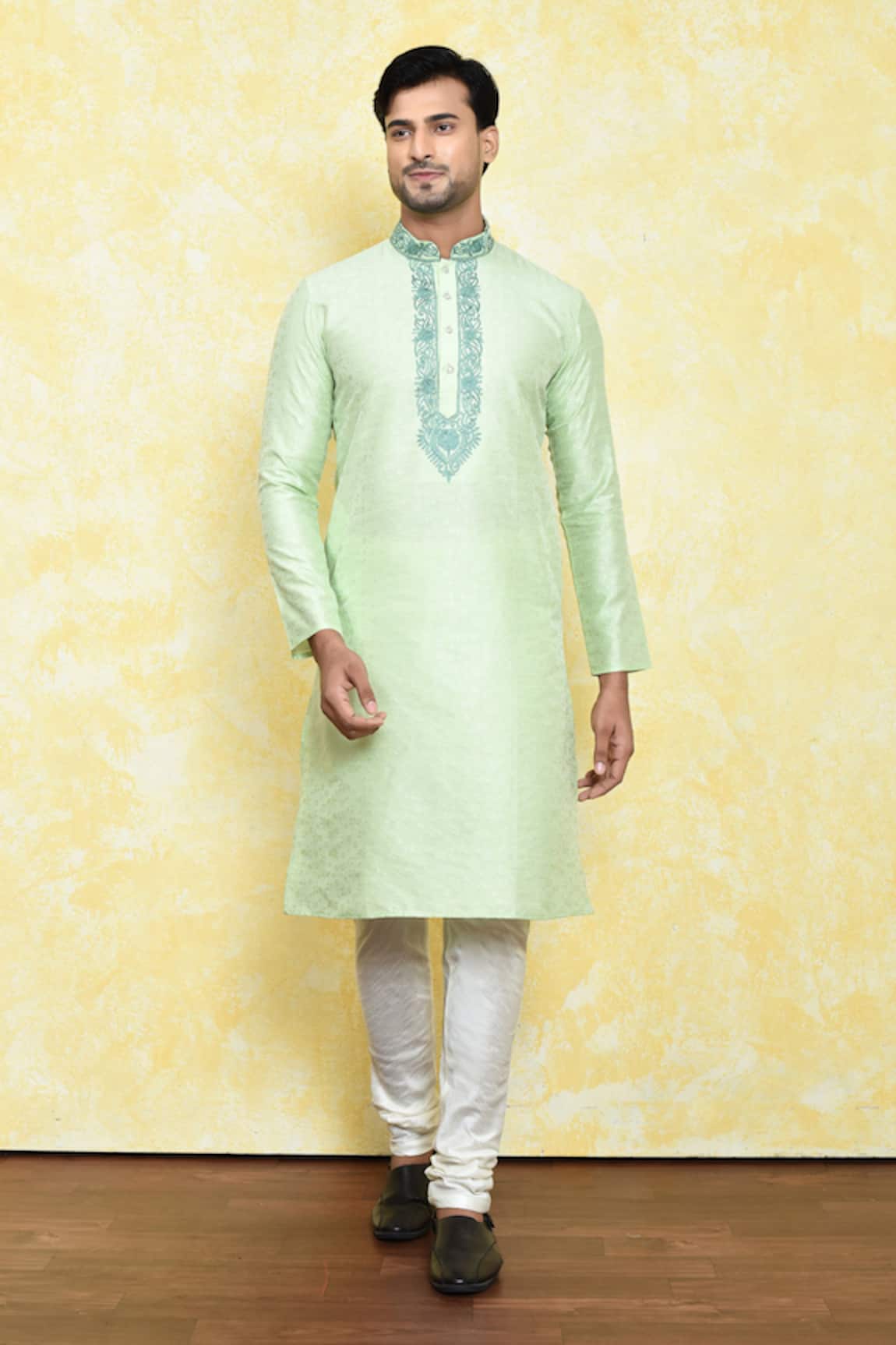 Samyukta Singhania Paisley Embroidered Kurta Set 