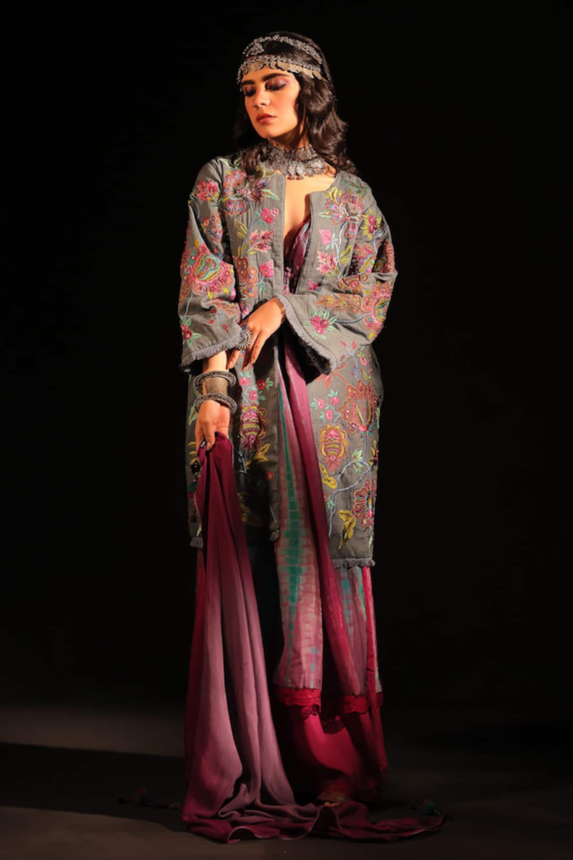Capisvirleo Ramola Thread Embroidered Jacket