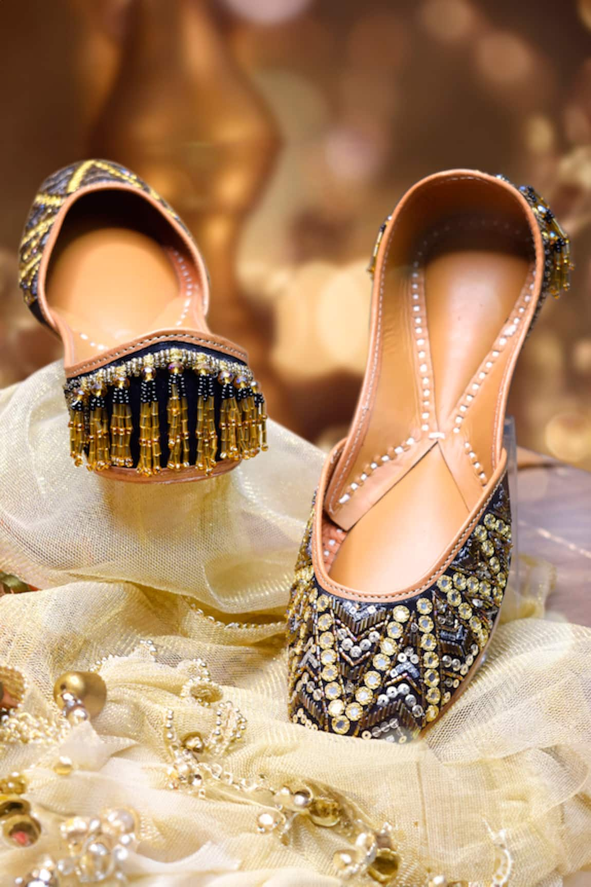 Yassio Surkh Embroidered Juttis