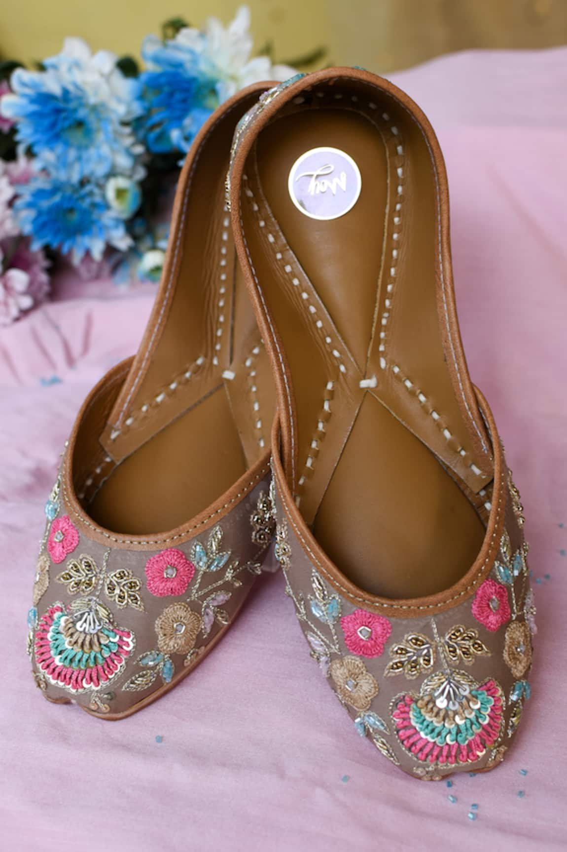 Moy Petunia Fleur Embroidered Juttis