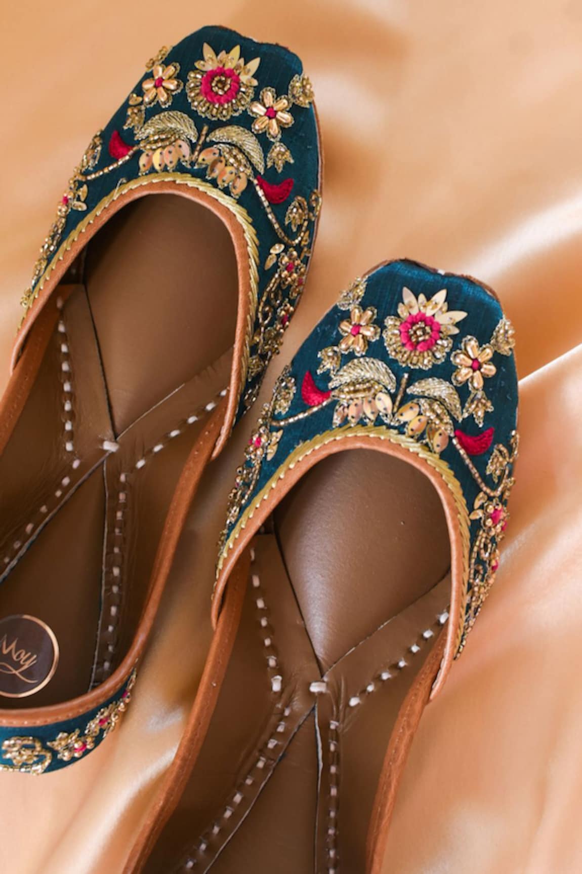 Moy Vintage Garden Embroidered Juttis