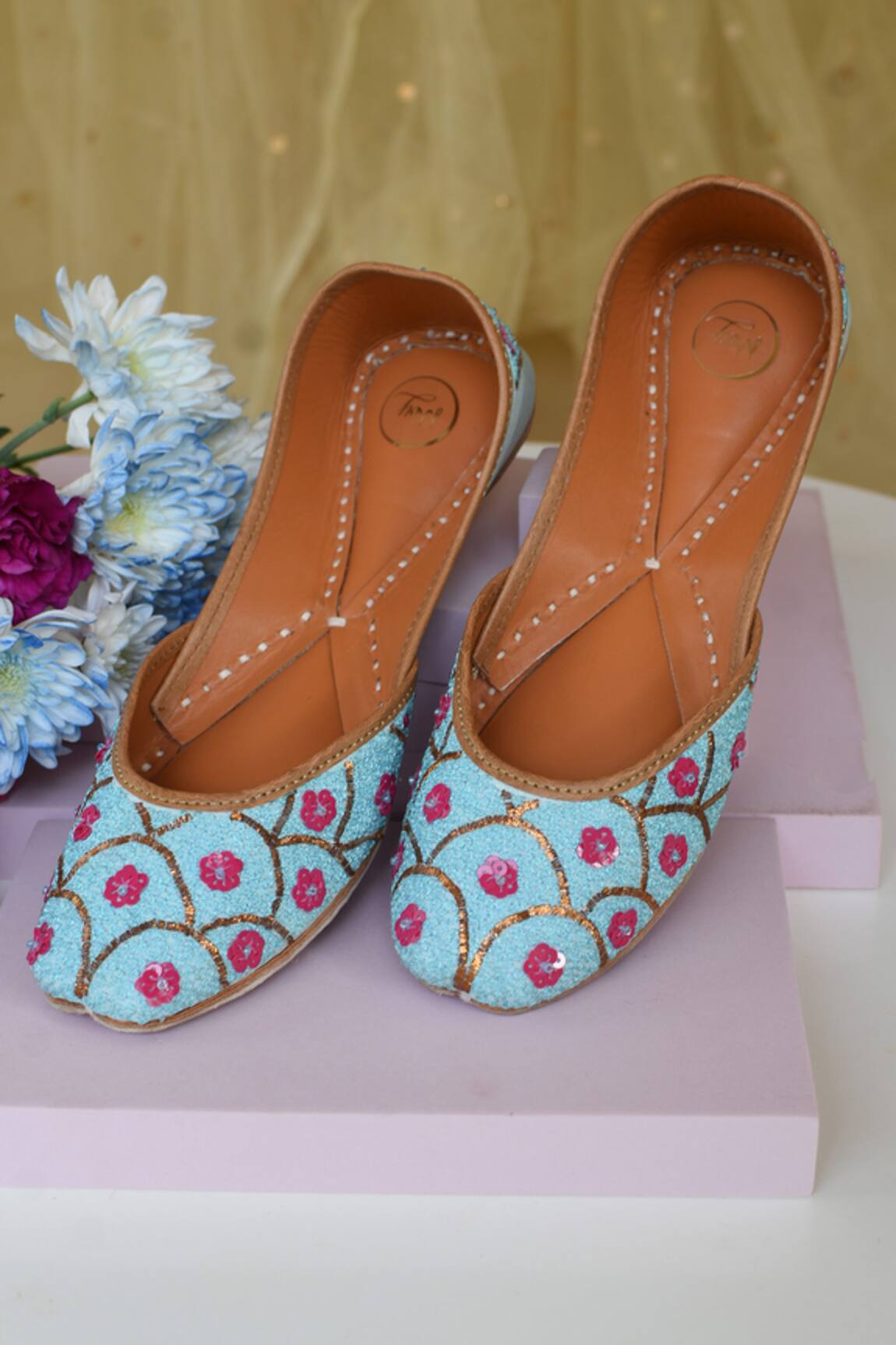 Moy Mallow Bloom Embroidered Juttis