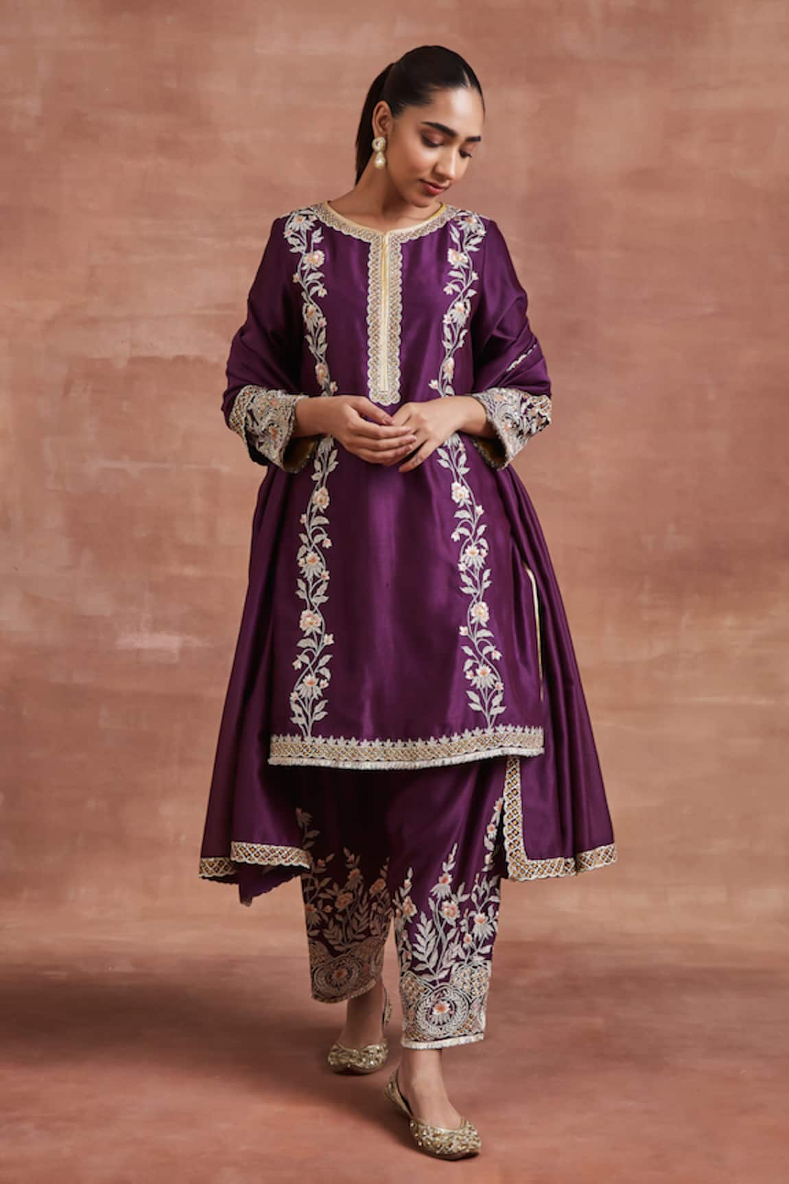 Sue Mue Ritul Zari & Thread Embroidered Kurta Set