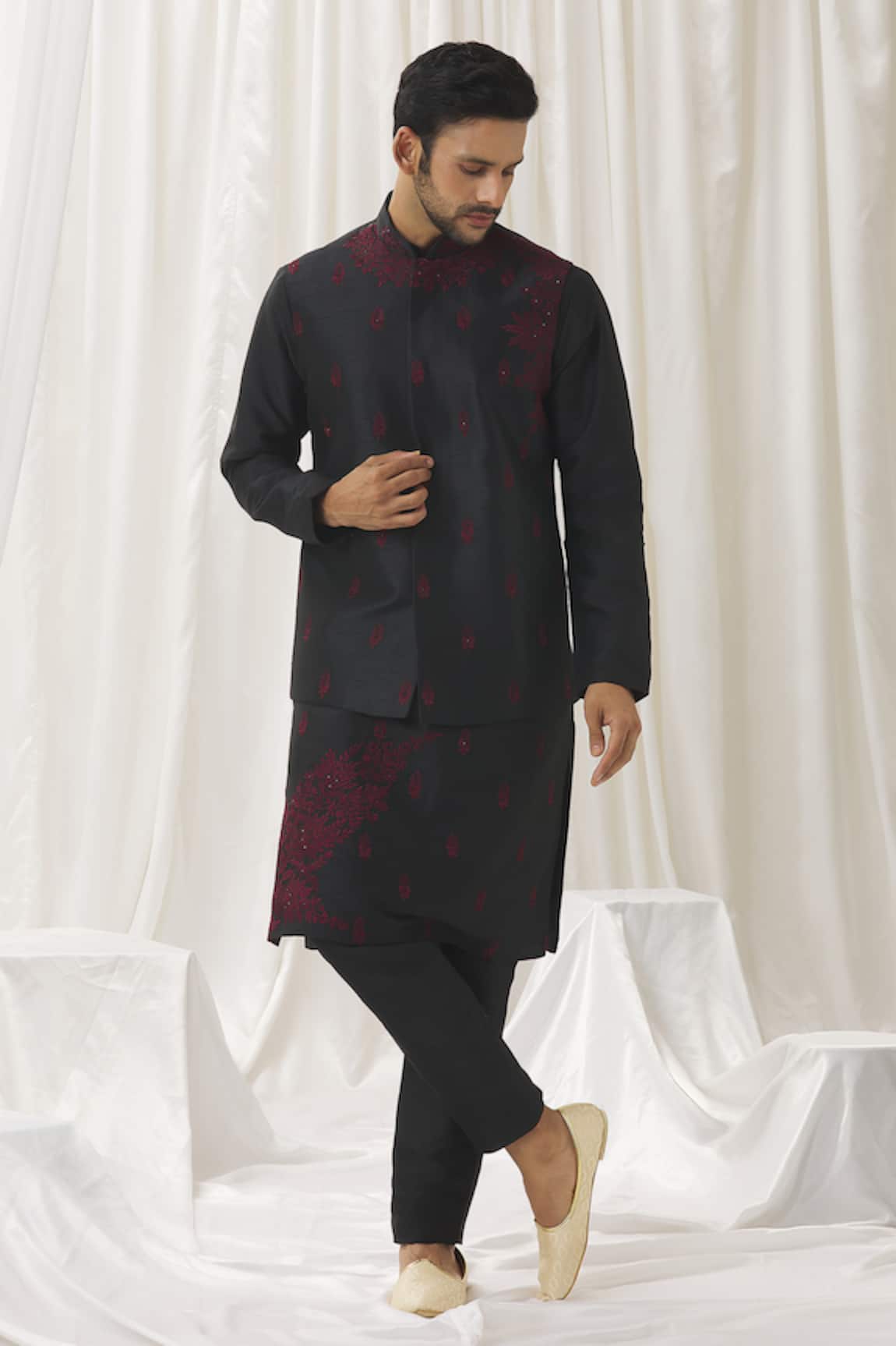 Aariyana Couture Floral Embroidered Bundi Kurta Set 