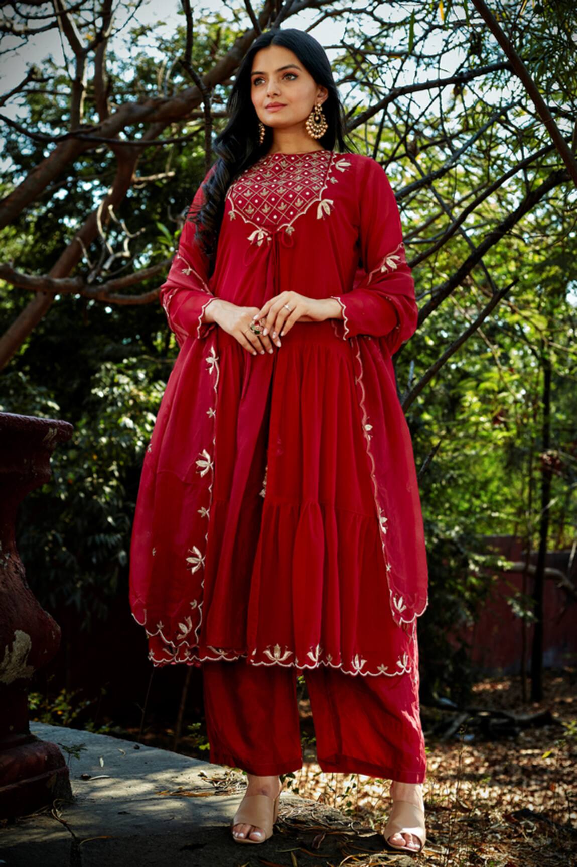 Saangi Embroidered Kurta Set With Shrug