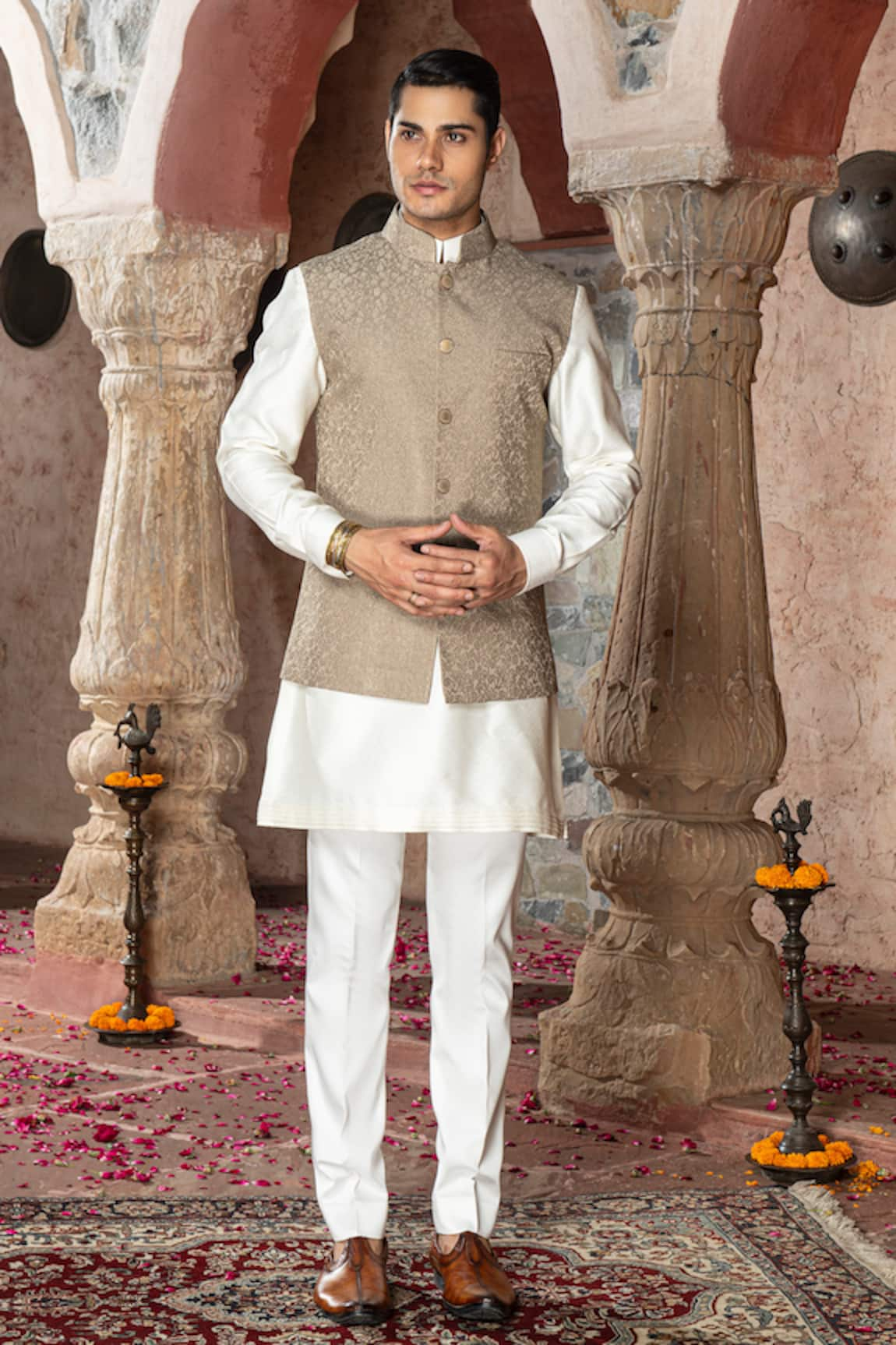 Abkasa Snowdrop Embroidered Bundi Kurta Set