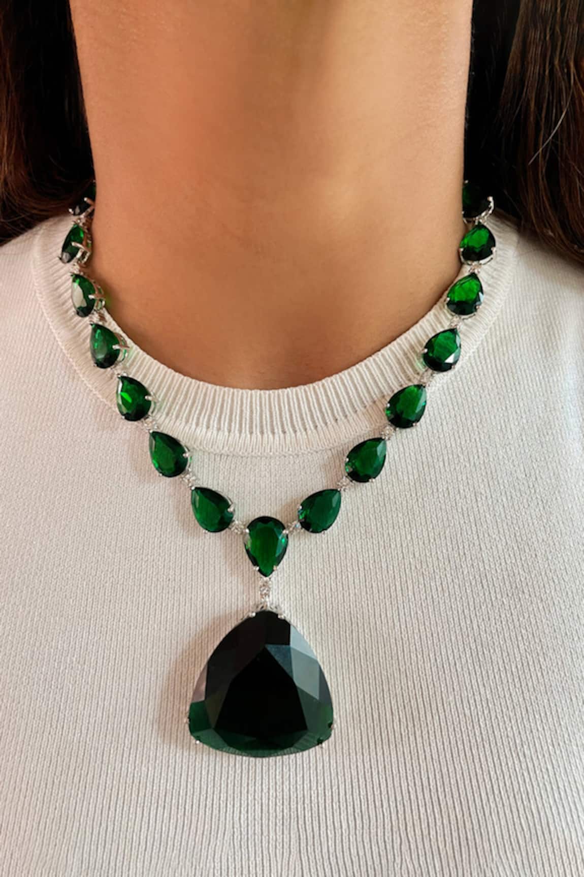 Prerto Emerald Embellished Pendant Necklace Set