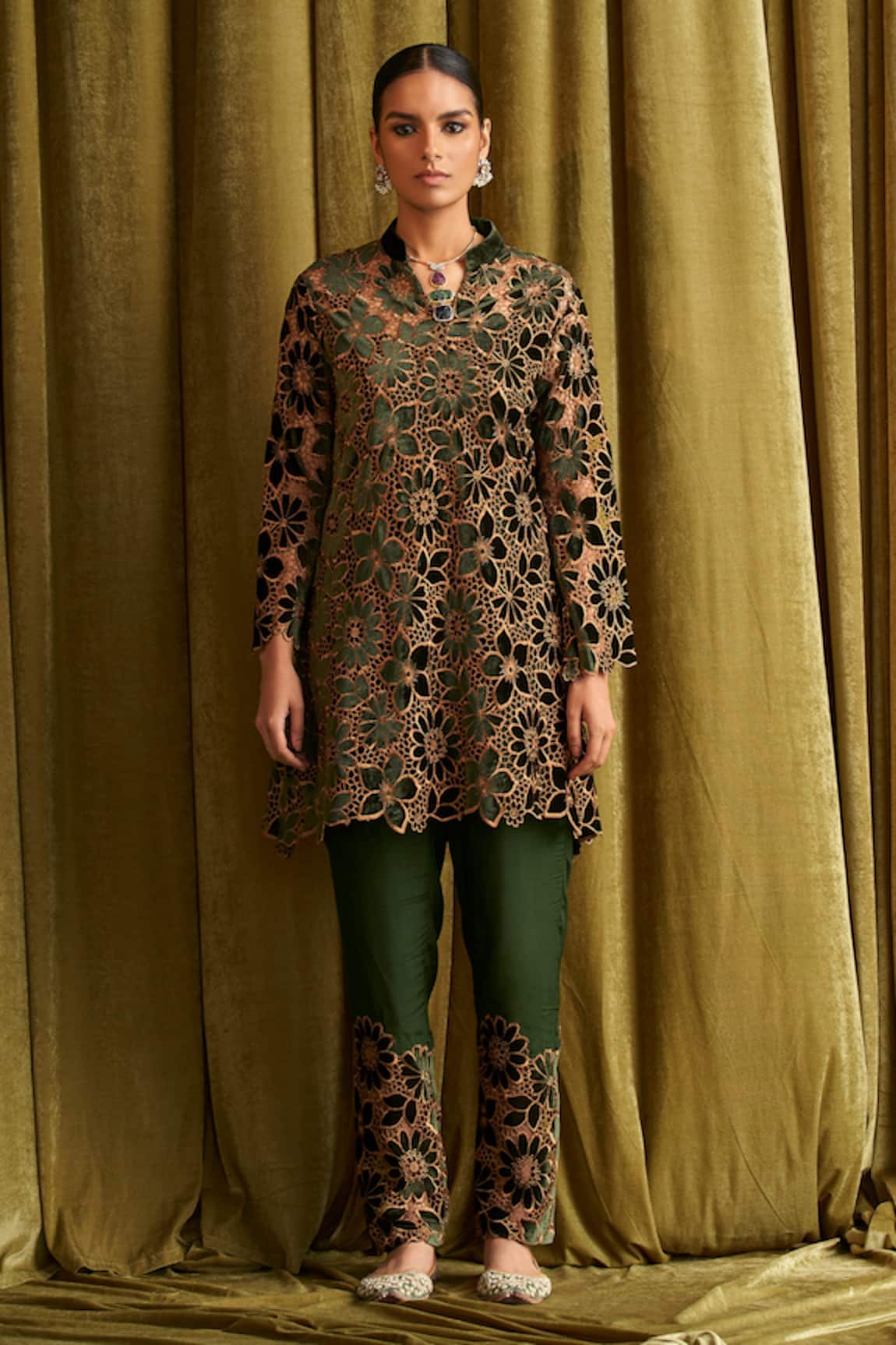 QALA CLOTHING Eshaal Floral Jaal Embroidered Kurta With Pant