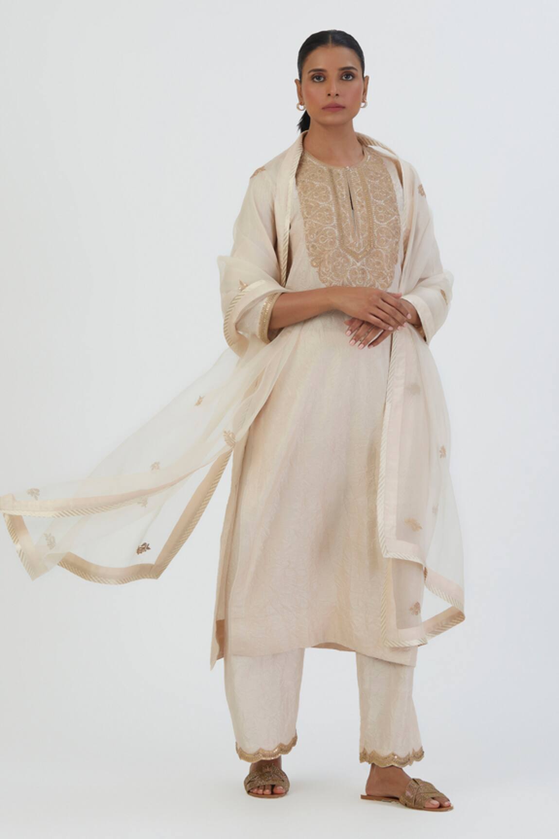 Lajjoo C Yavi Paisley Embroidered Dupatta