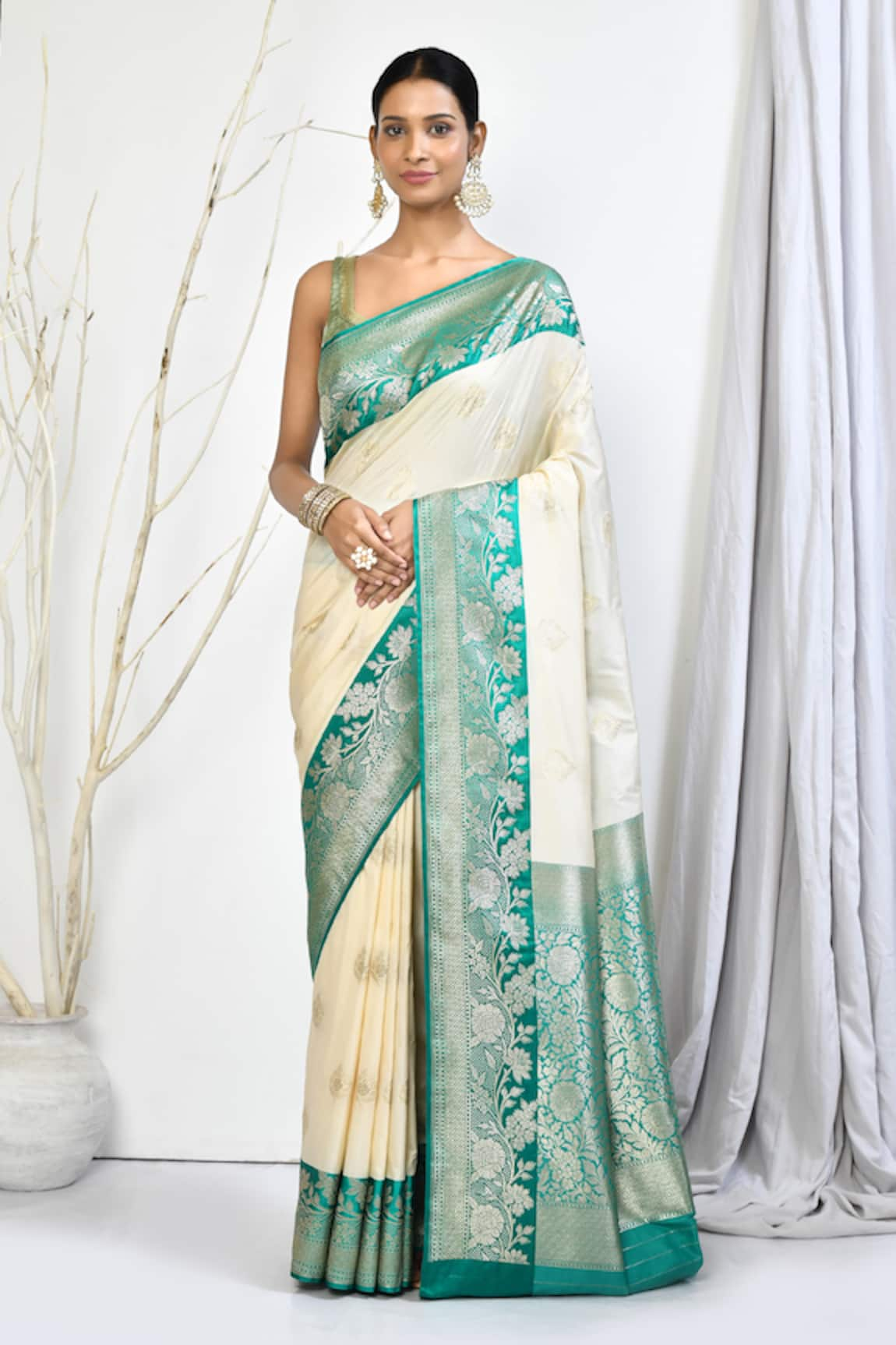 Nazaakat by Samara Singh Floral Pattern Saree With Running Blouse Fabric