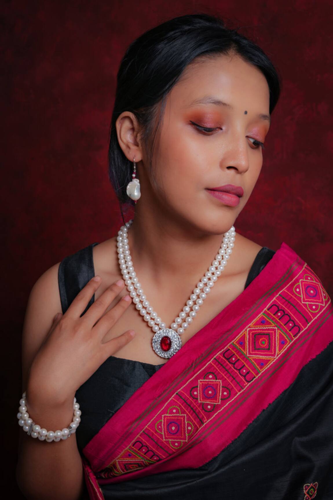 Totapari Sparkling Pearl Embellished Necklace