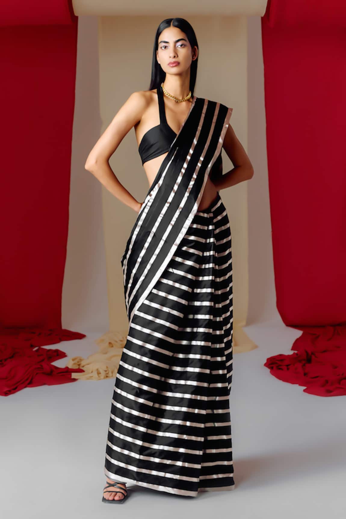 Ekaya Silk Linear Pattern Saree With Unstitched Blouse Piece