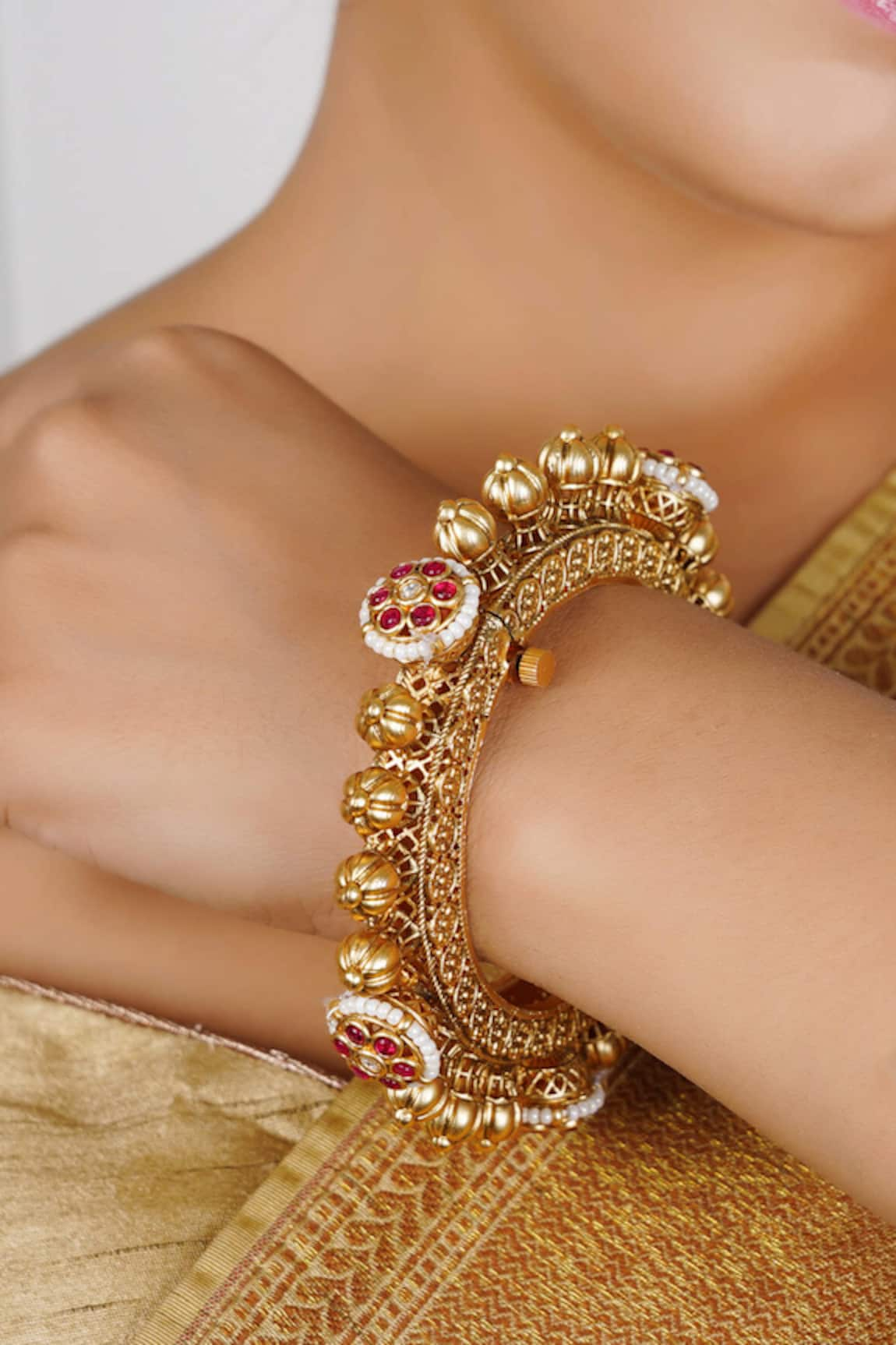 Smars Jewelry Stone Embellished Pacheli Kada