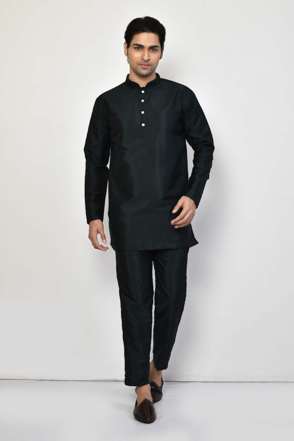 Arihant Rai Sinha Mandarin Collar Solid Kurta 