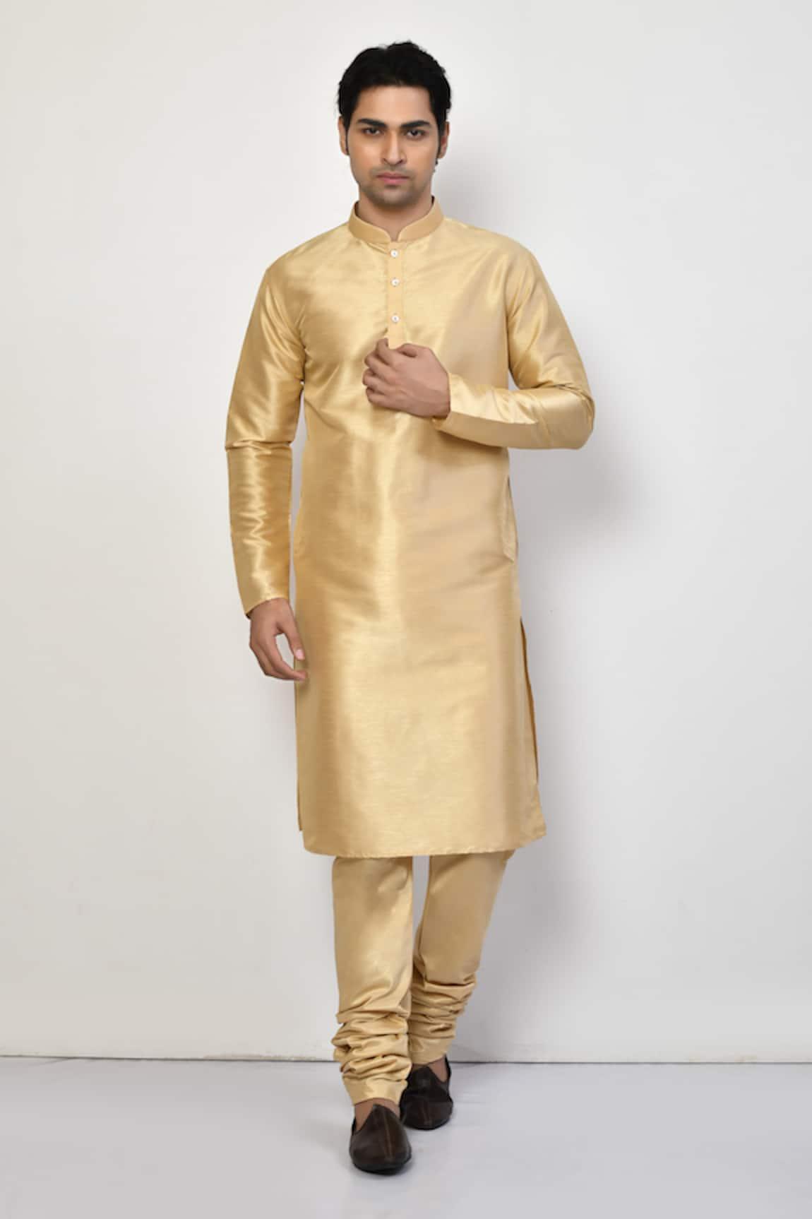 Arihant Rai Sinha Mandarin Collar Metallic Kurta Set