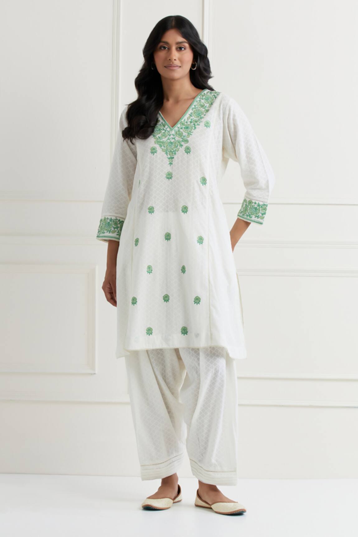 Nemaani Thread Embroidered Kurta & Pant Set