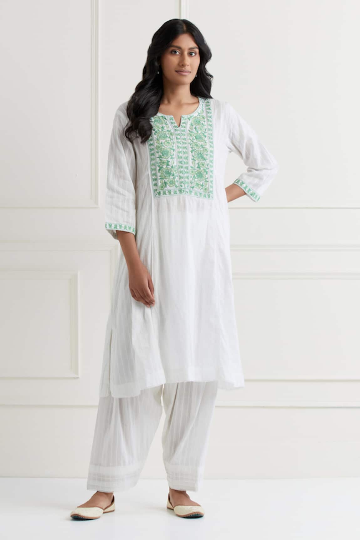 Nemaani Thread Embroidered Kurta & Pant Set