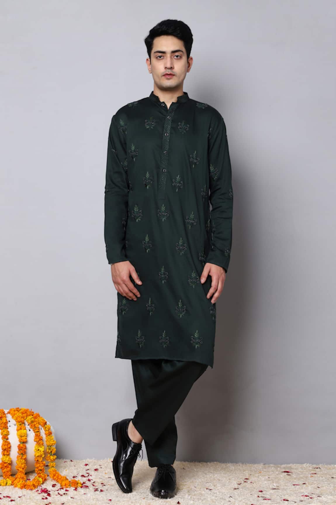 MENERO Floral Thread Embroidered Kurta With Pant