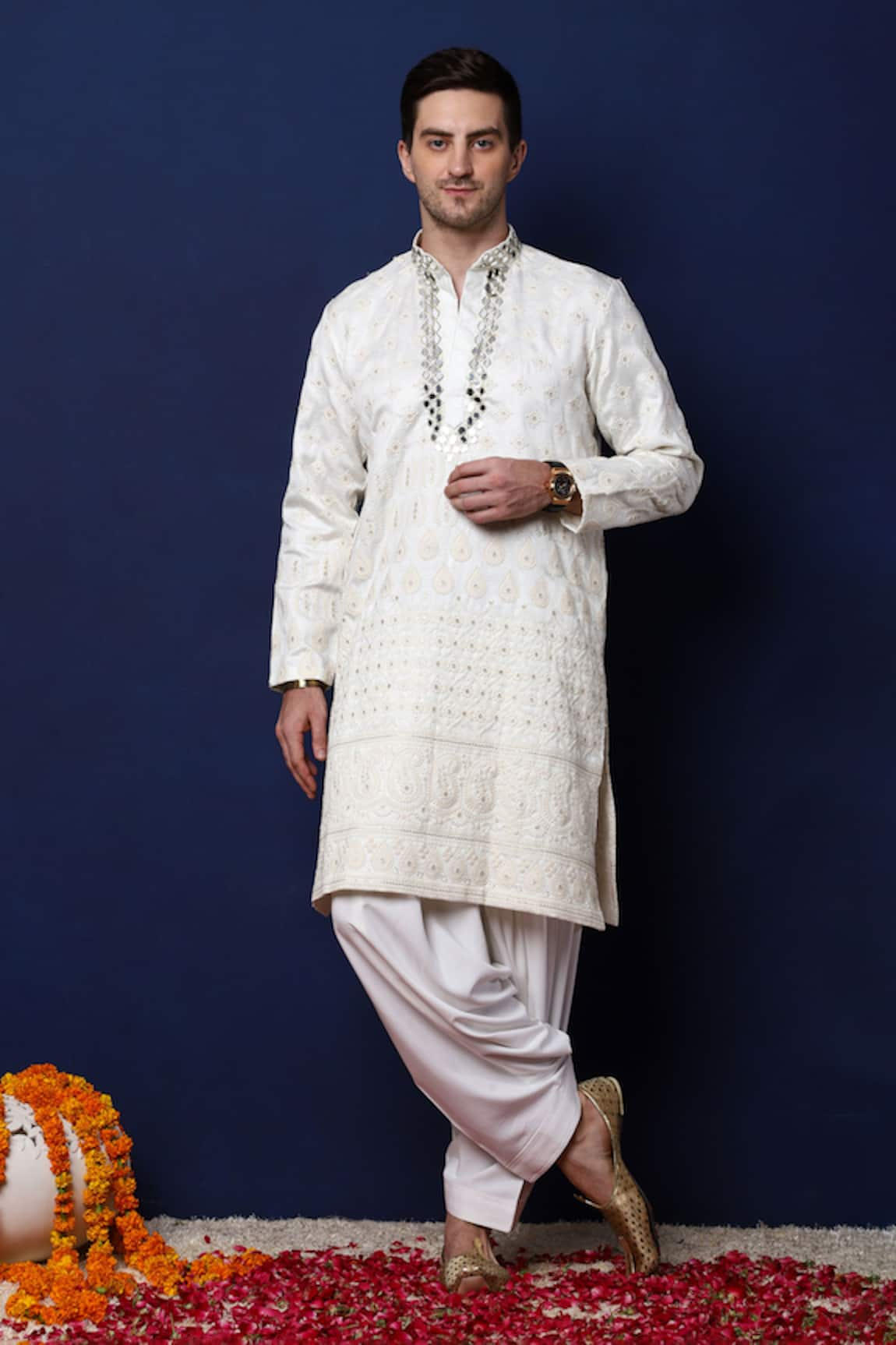 MENERO Paisley Thread Embroidered Kurta With Pathani