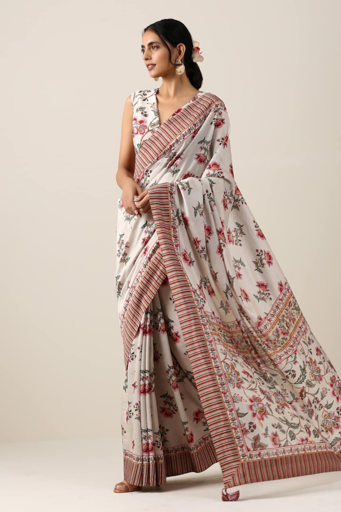 SAMVRIH Shwet Suman Printed Saree With Blouse