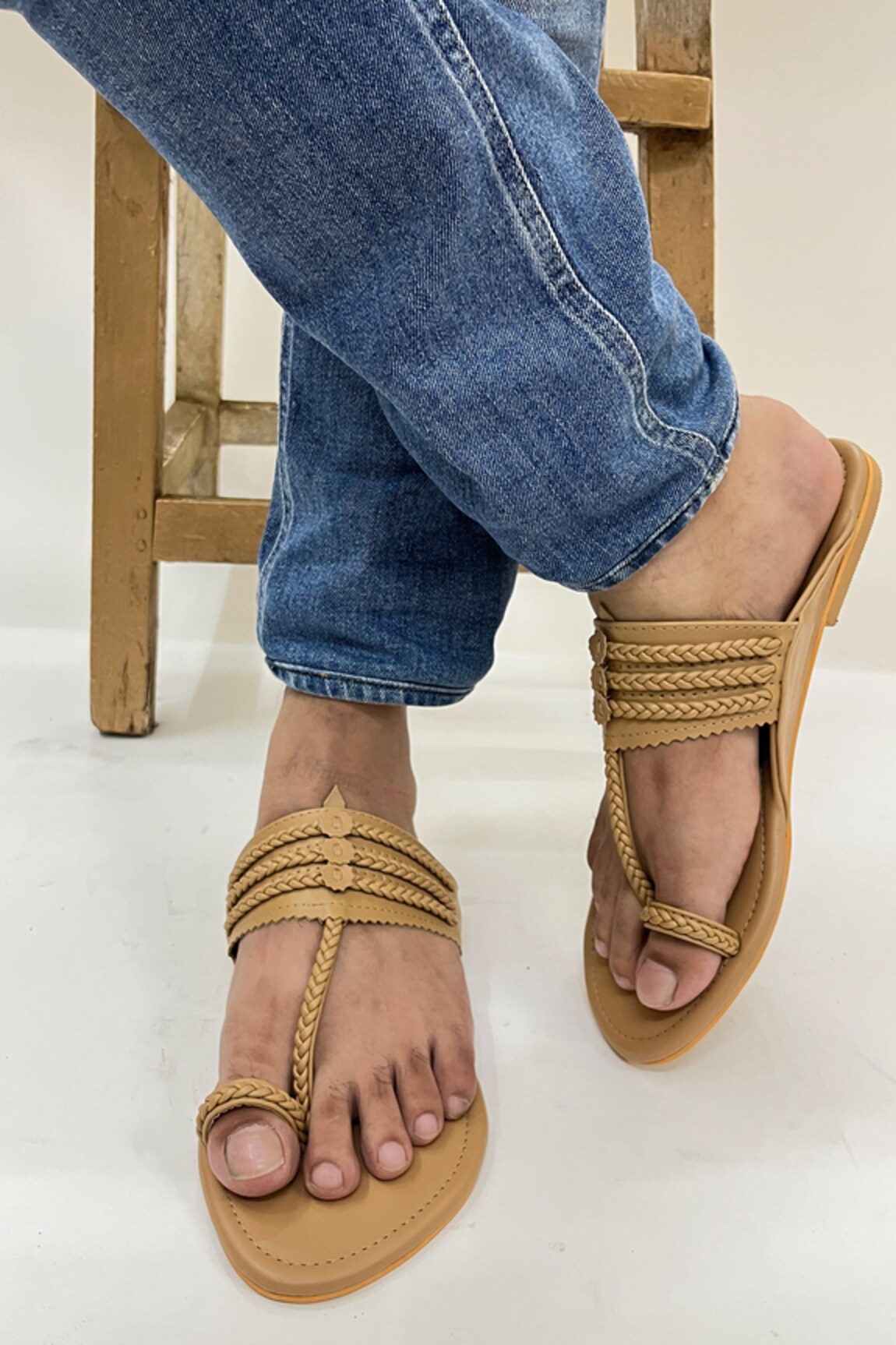 PREET KAUR Braided Pattern Toe-Ring Front Kolhapuris