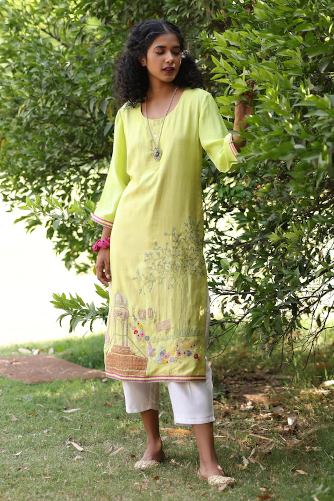 Kahani Lush Mughal Garden Embroidered Kurta & Pant Set