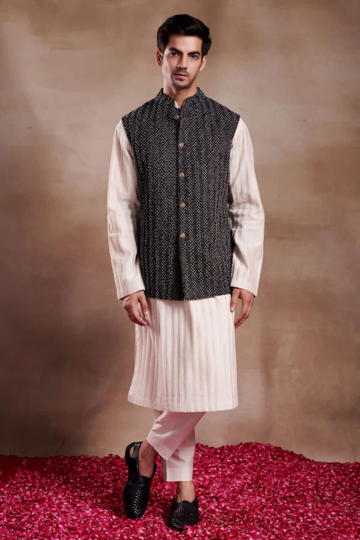 SHASHA GABA Zari Jaal Pearl Embellished Bundi With Pintucked Kurta