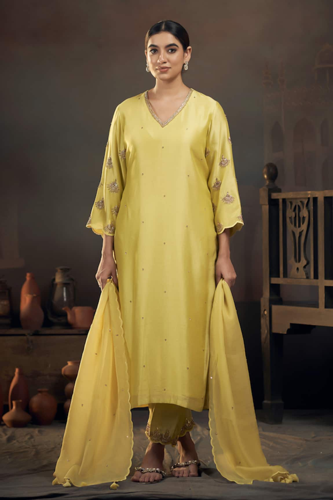 Hirika&Dhruti Chaand Embroidered Kurta Set