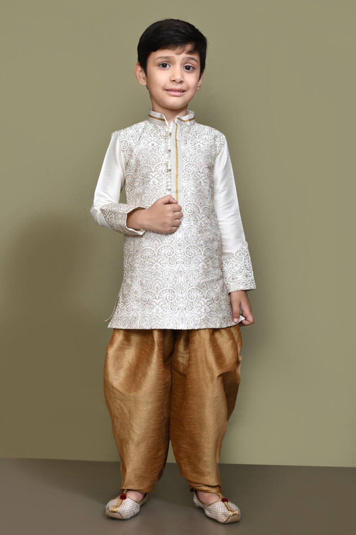 Samyukta Singhania Threadwork Embroidered Kurta & Patiala Pant Set 