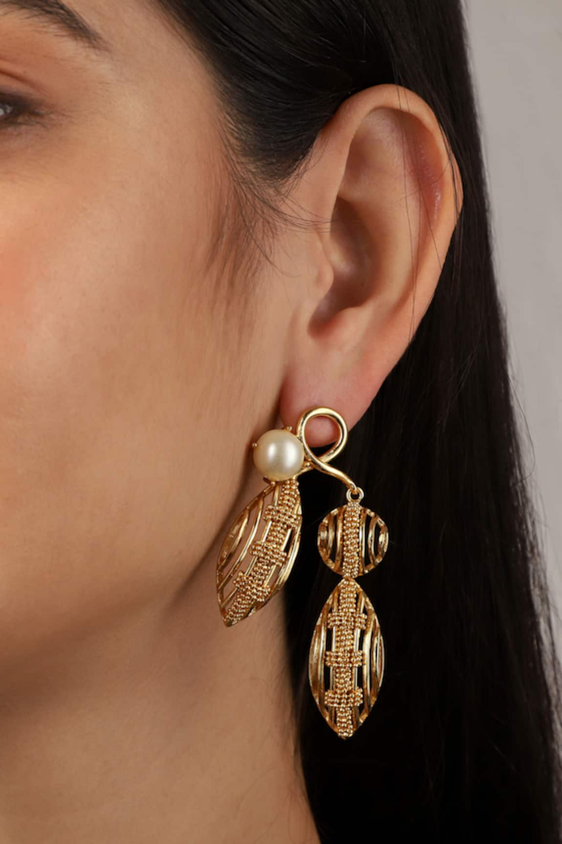 ITRANA Leaflet Swerve Earrings