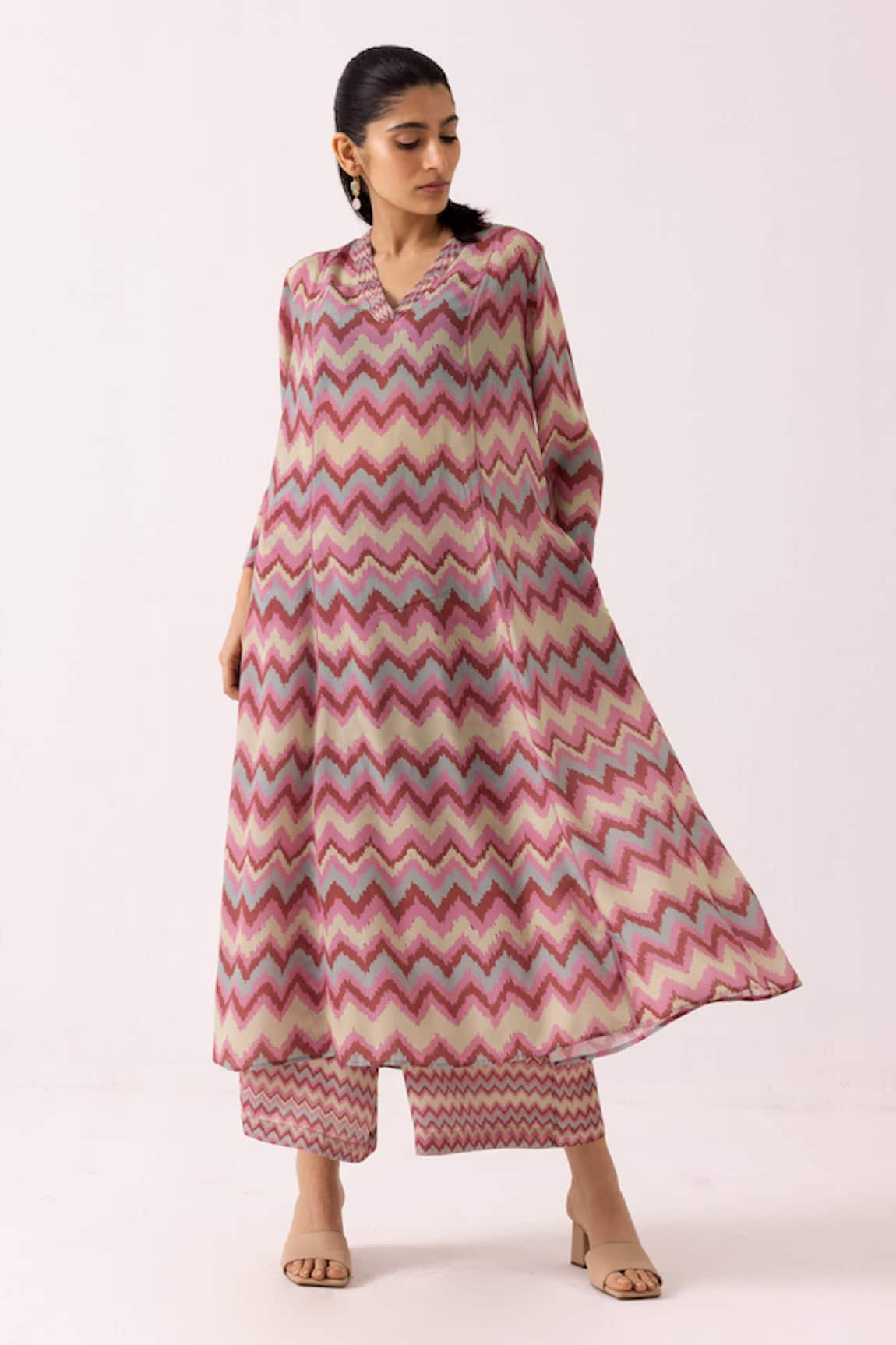 Label Shreya Sharma Chevron Patterned Straight Kurta With Pant