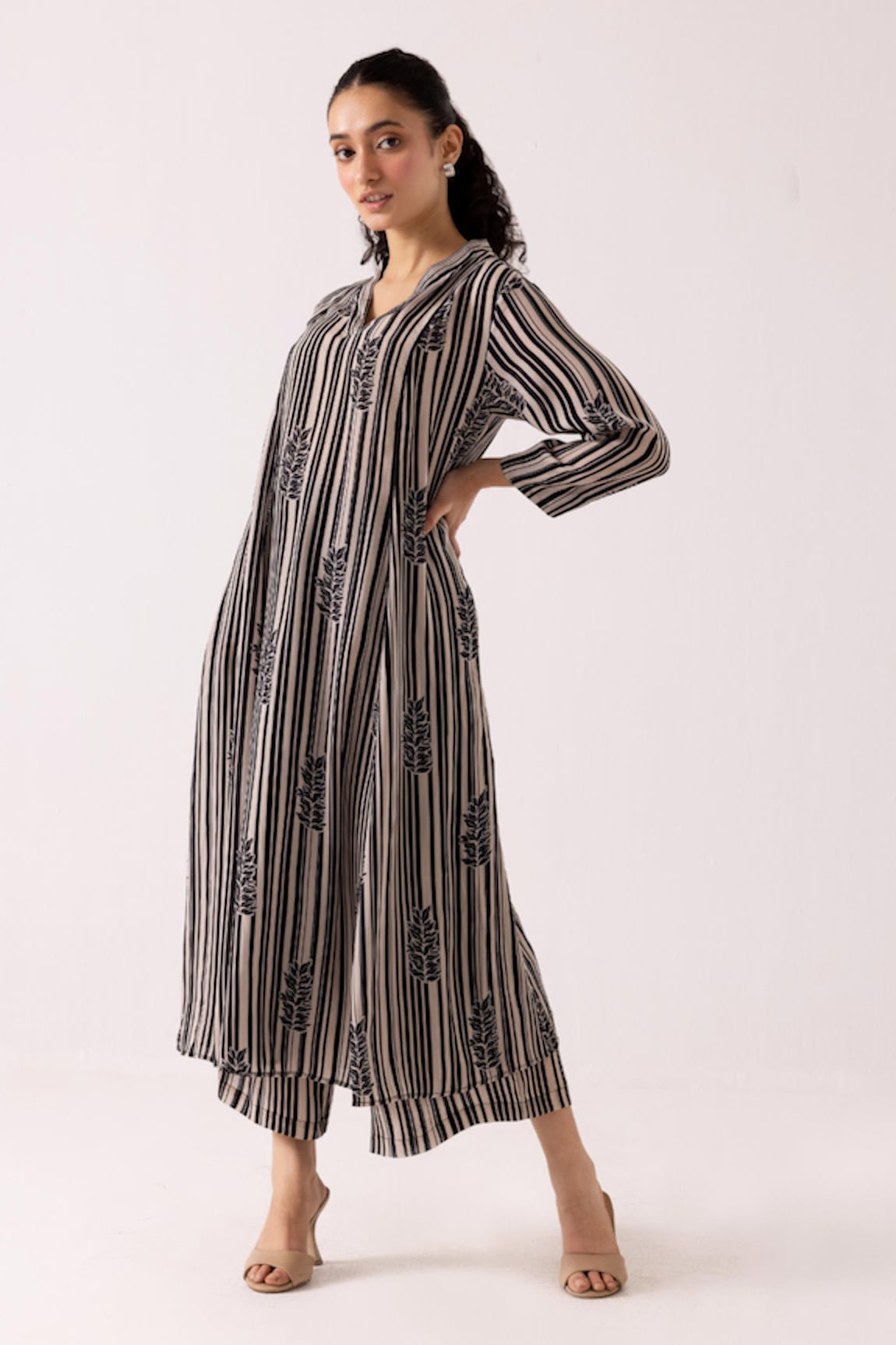 Label Shreya Sharma Stripe Patterned Straight Kurta With Pant