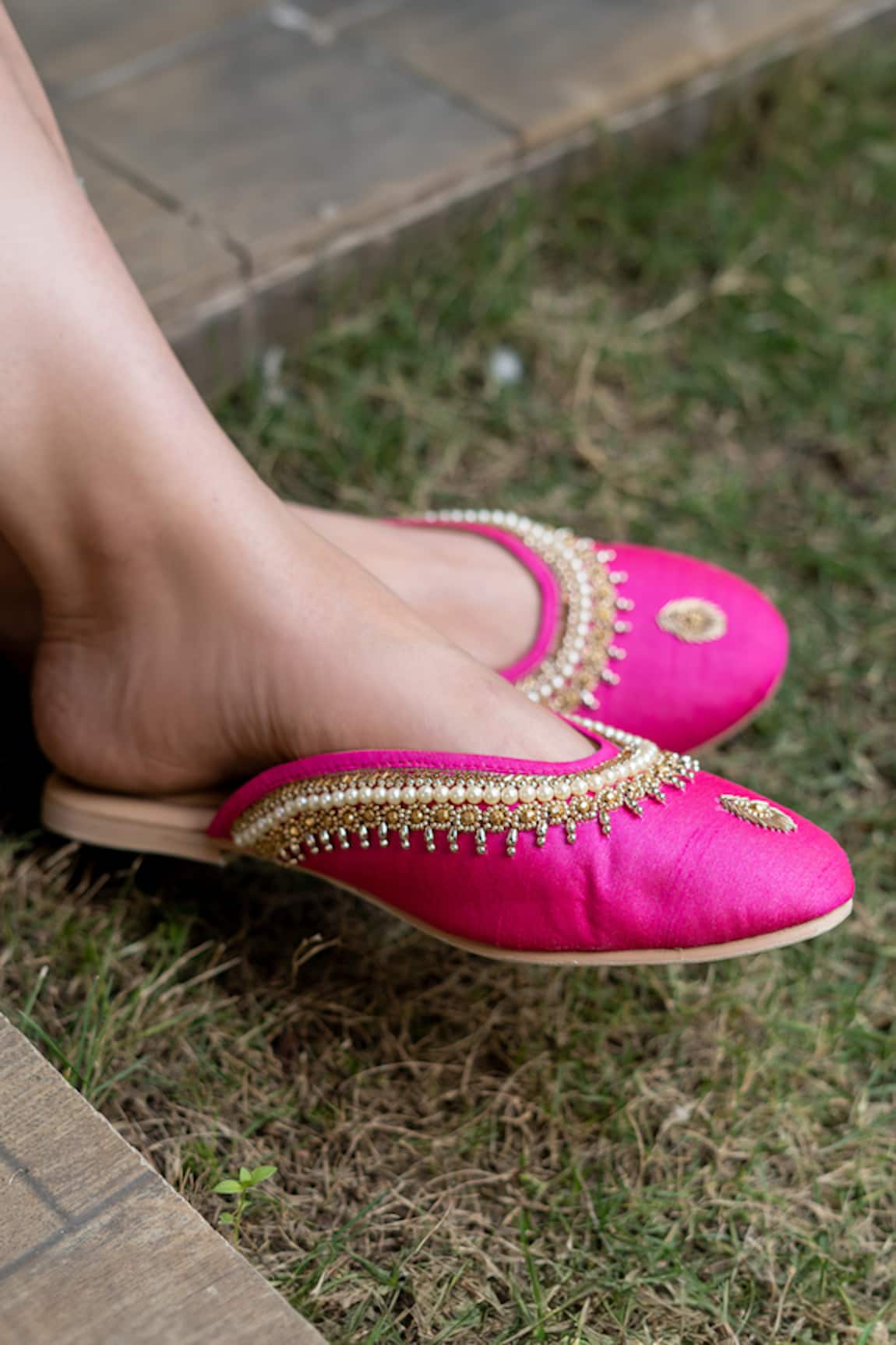 Sandalwali Pinky Pearl Embellished Juttis