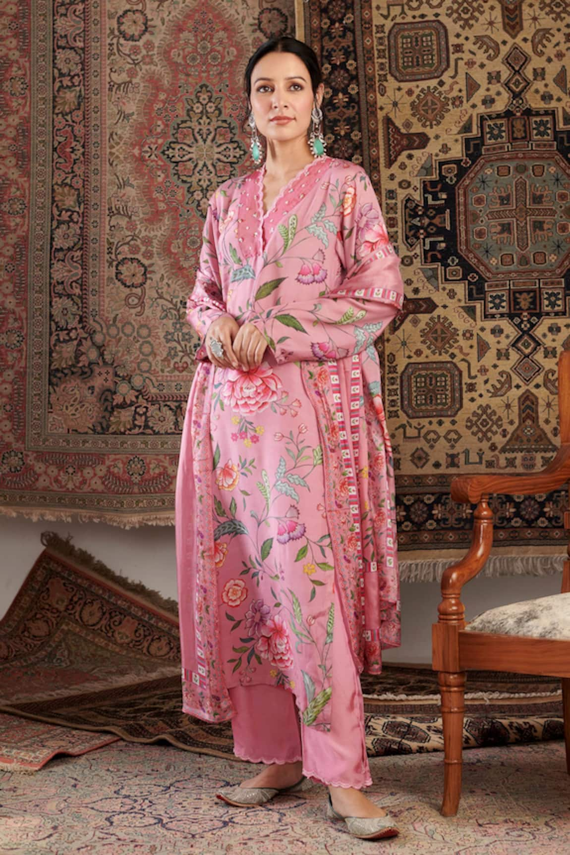 Negra Elegante Gul Floral Pattern Straight Kurta Set