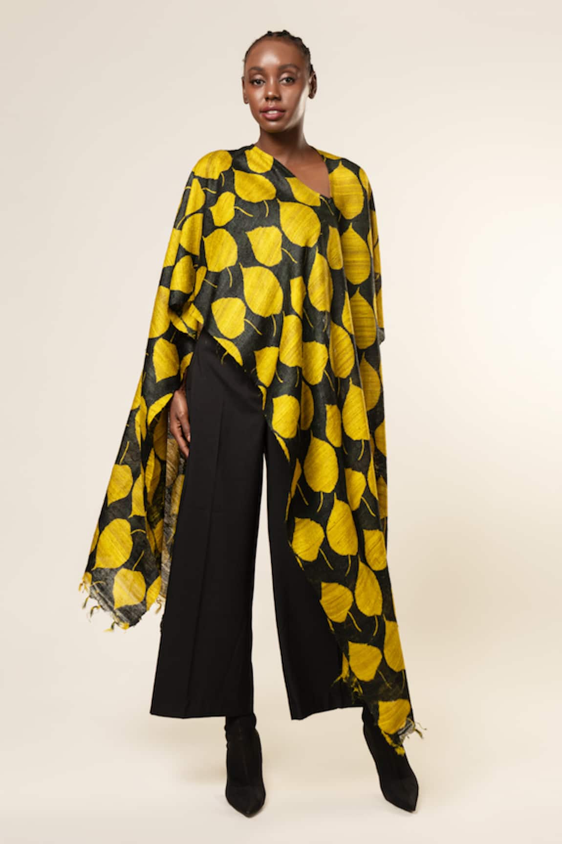 Aeshaane Leaf Pattern Asymmetric Sleeve Kaftan 