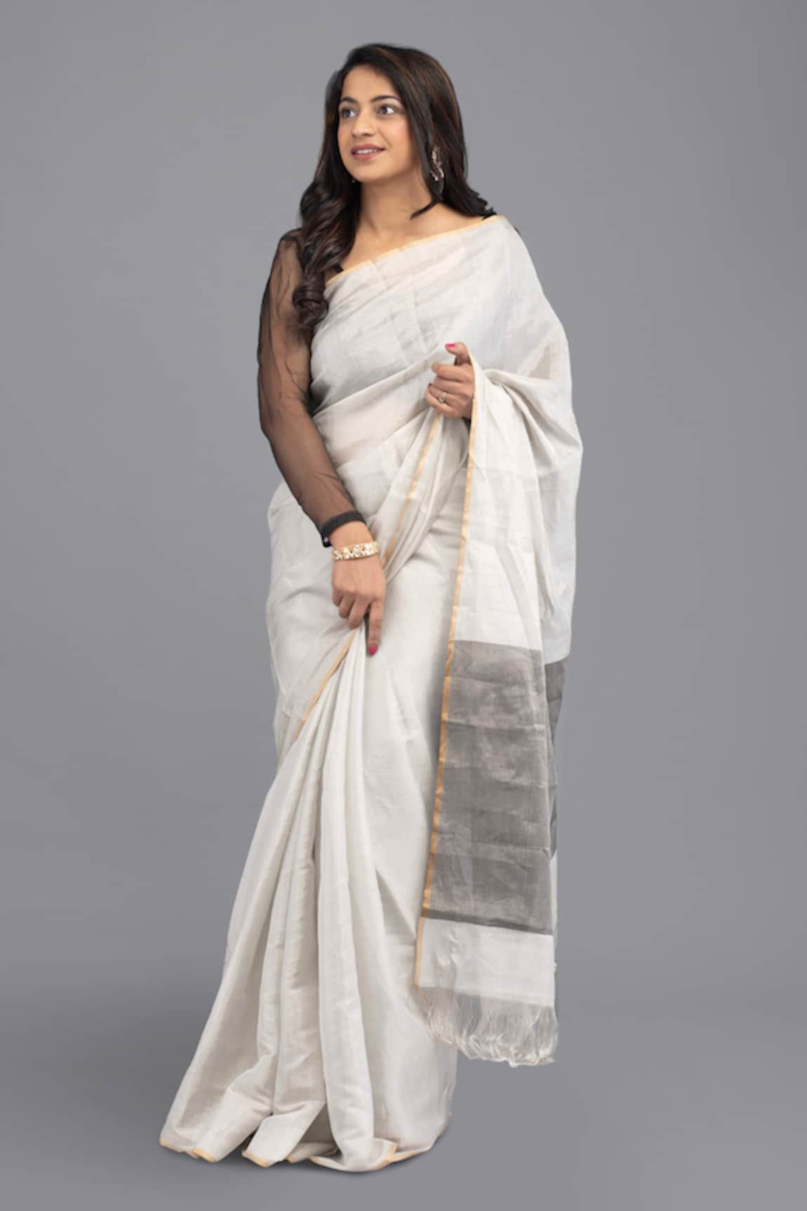 Zal From Benaras Contrast Hem Solid Saree With Unstitched Blouse Piece