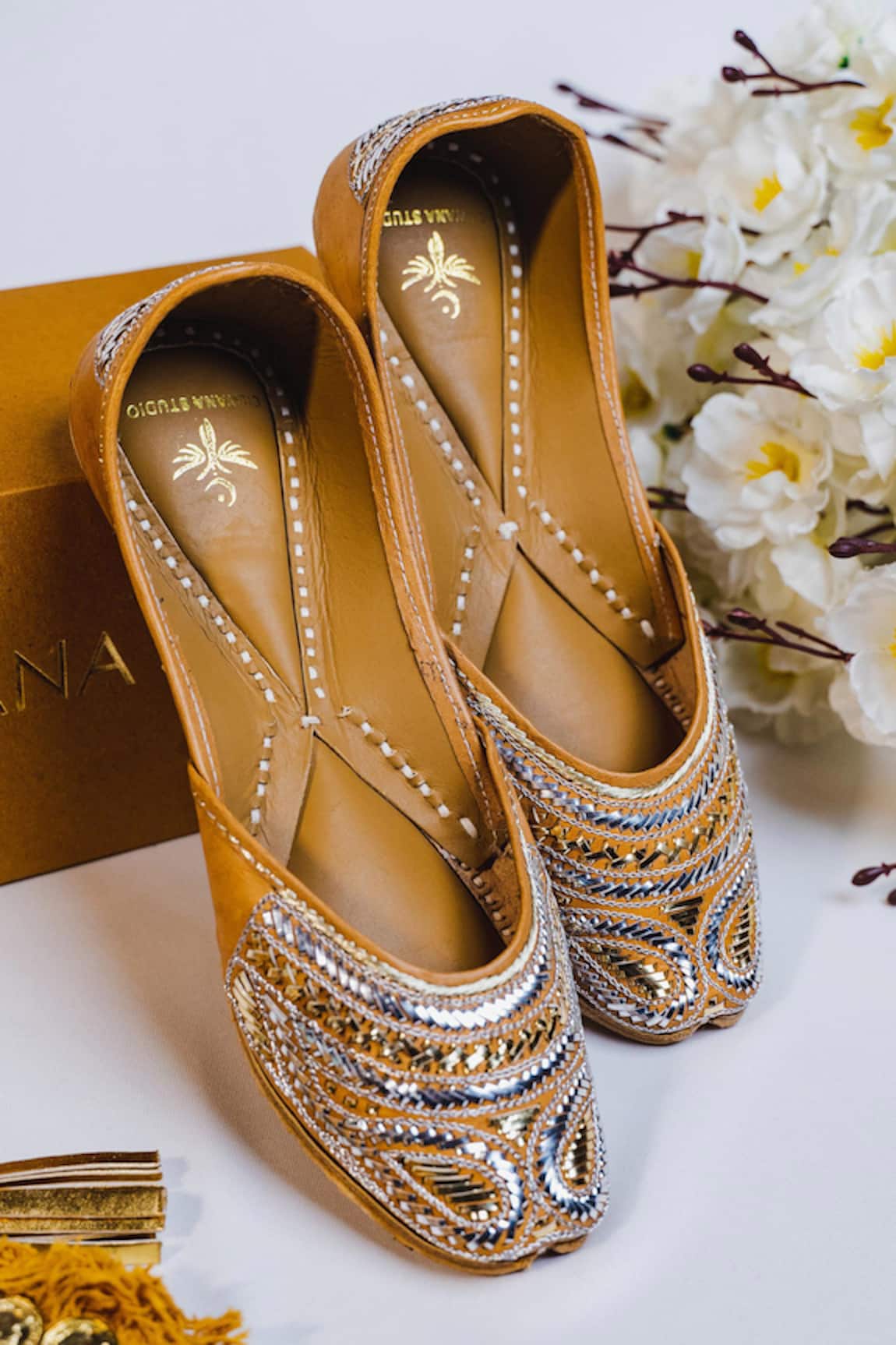 Cilwana Studio Pitta Embroidered Juttis