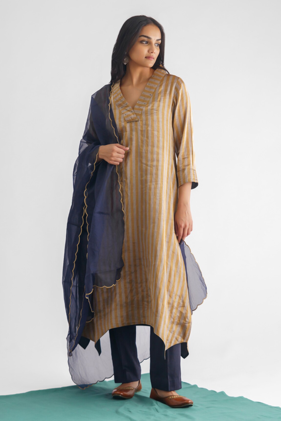 Mushio Scalloped Zari Border Dupatta