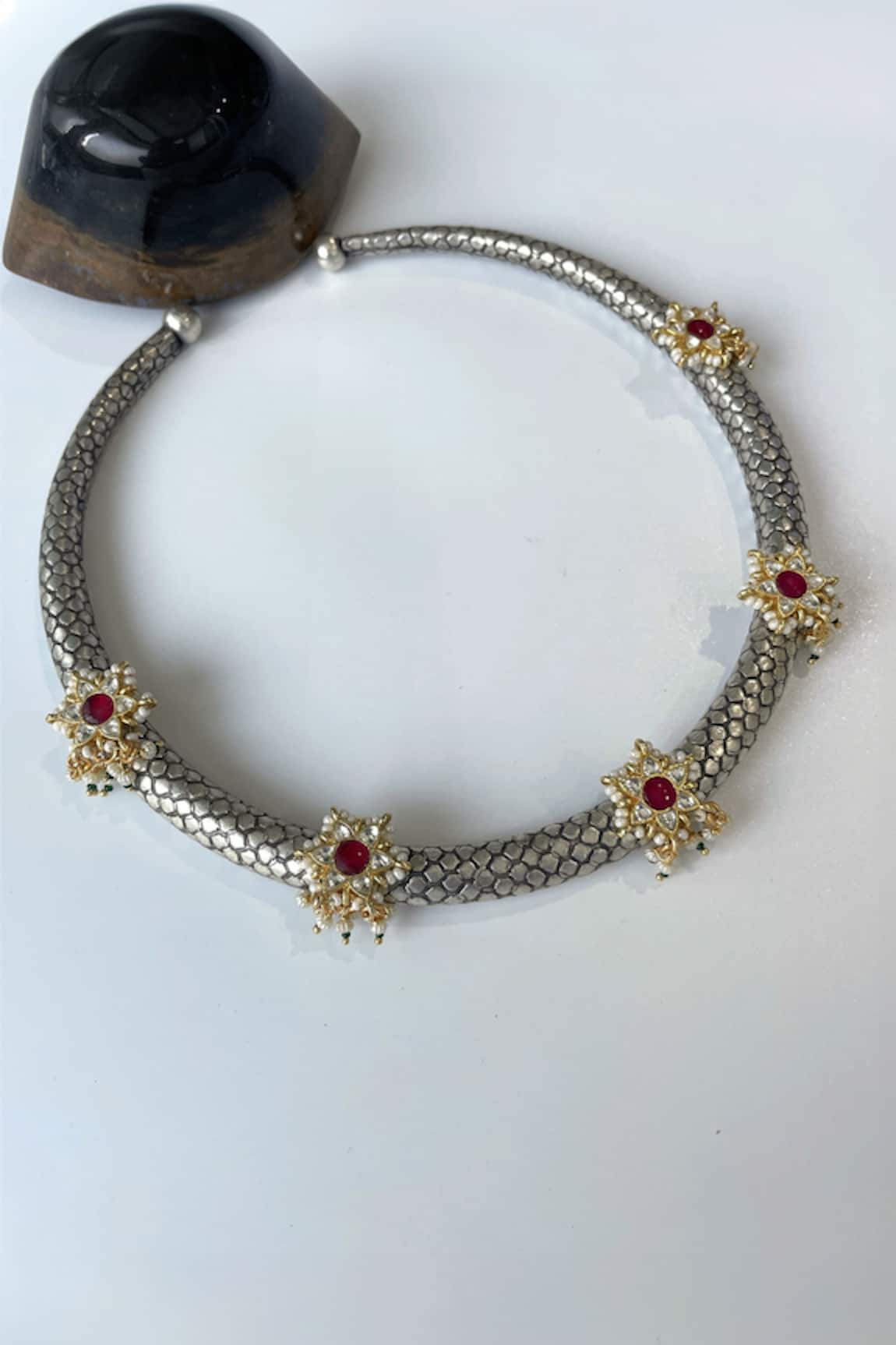 Studio6 Jewels Floral Carved Choker