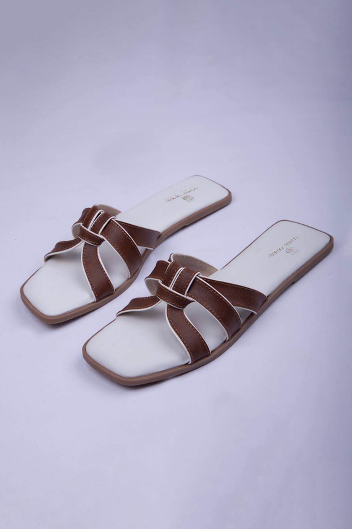 Schon Zapato Criss Cross Twister Flats